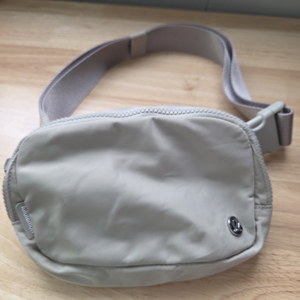 Lululemon Everywhere Belt Bag Silver Drop - Picture 8 of 13